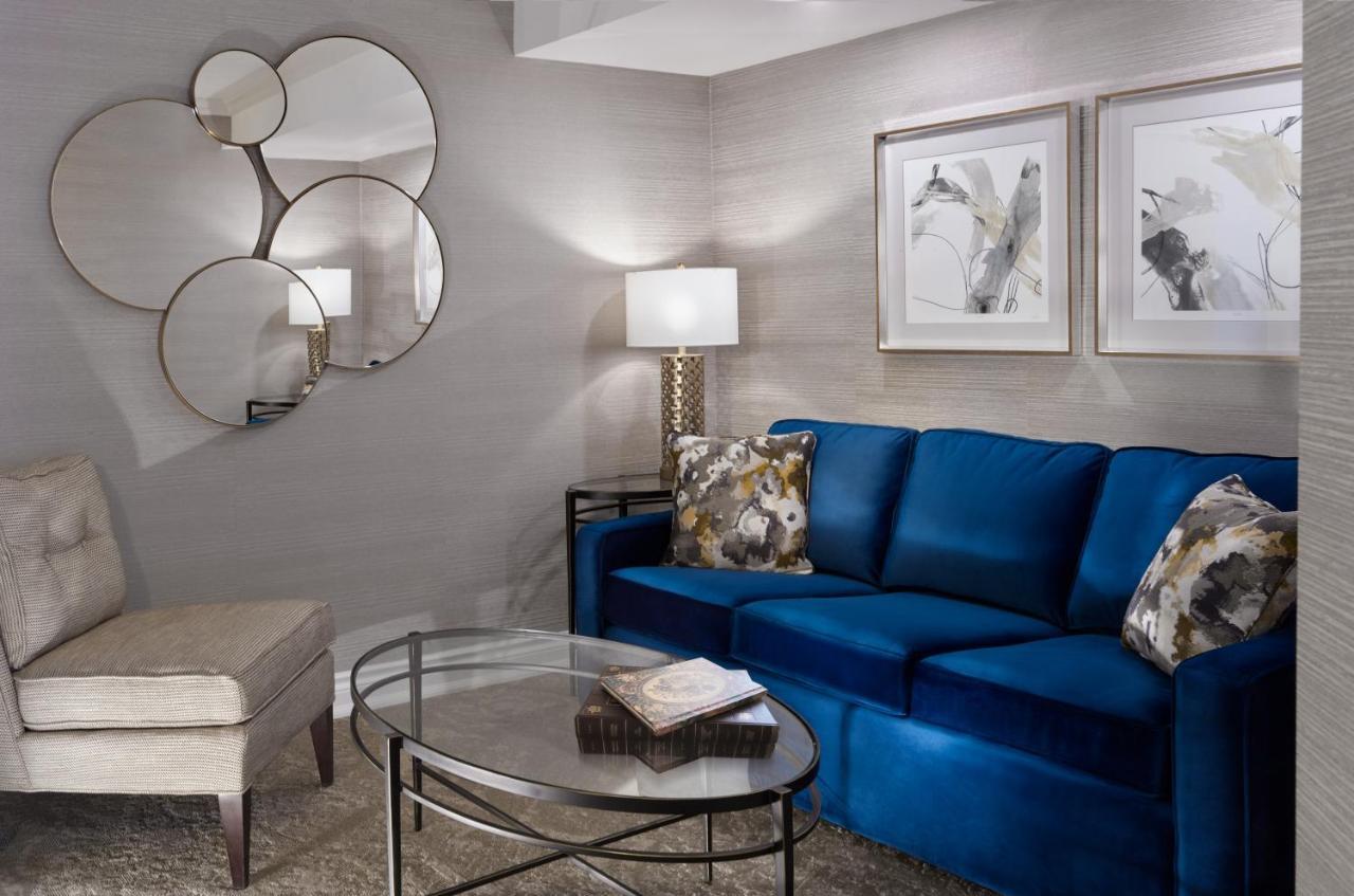 Chateau Vaudreuil エクステリア 写真 A living room with a blue sofa