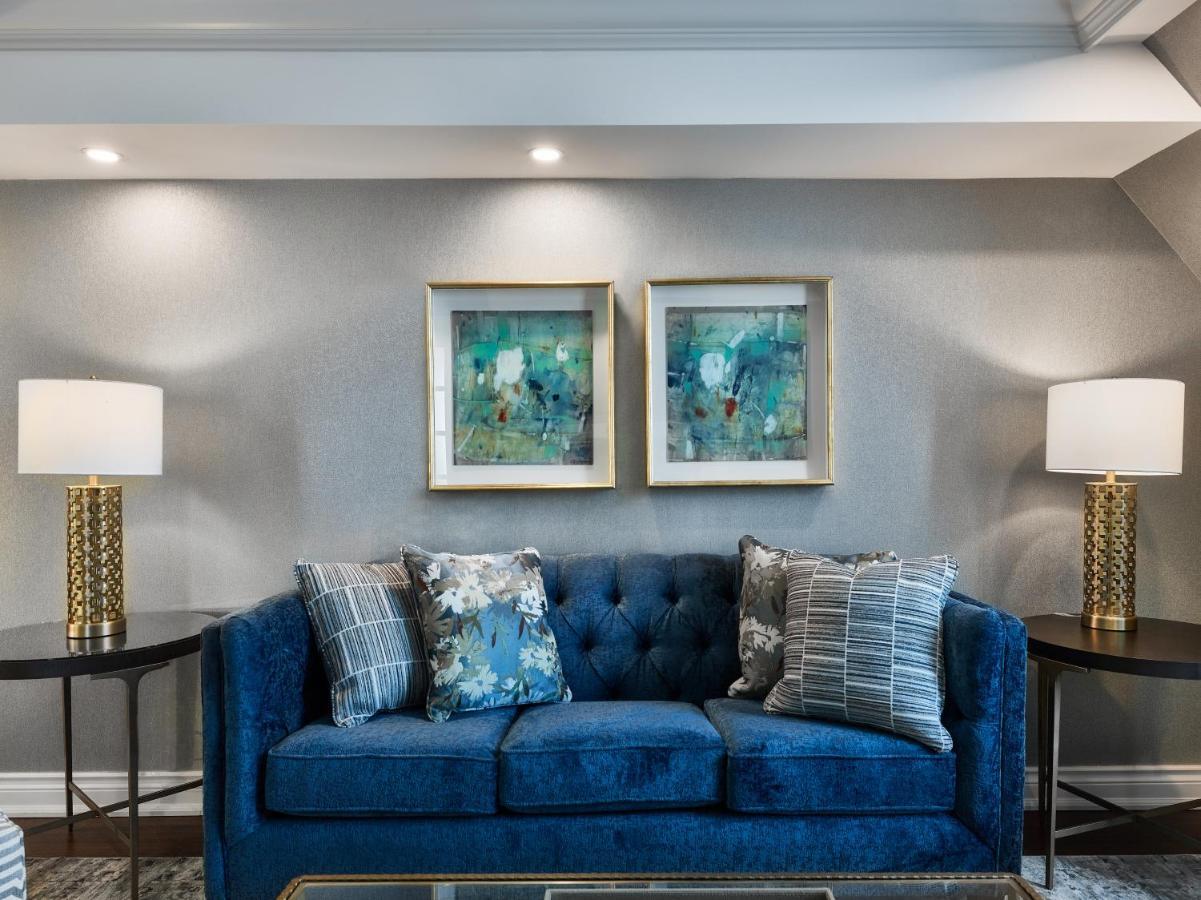 Chateau Vaudreuil エクステリア 写真 A blue sofa