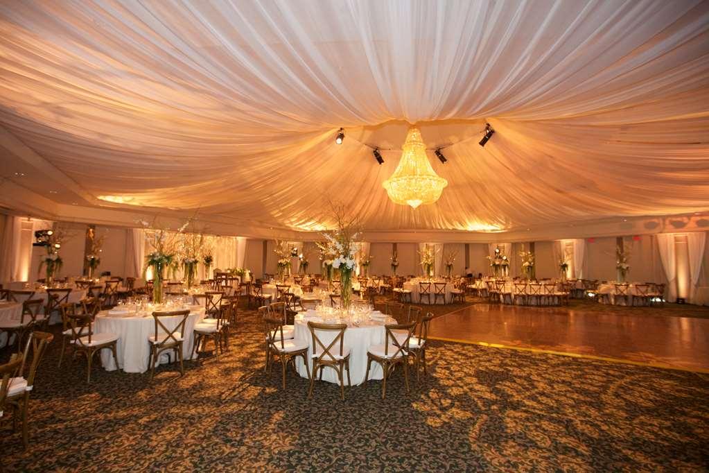 Chateau Vaudreuil エクステリア 写真 The tent at the Ritz-Carlton, Laguna Niguel