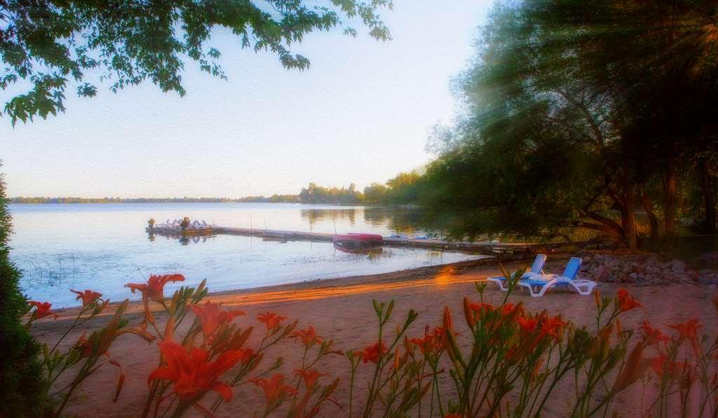 Chateau Vaudreuil エクステリア 写真 Sunset at Lake Nokomis
