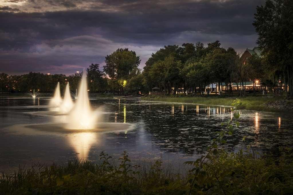 Chateau Vaudreuil エクステリア 写真 Fountains at Lake Mirror
