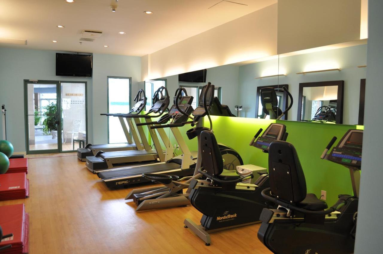Chateau Vaudreuil エクステリア 写真 A gym at a hotel