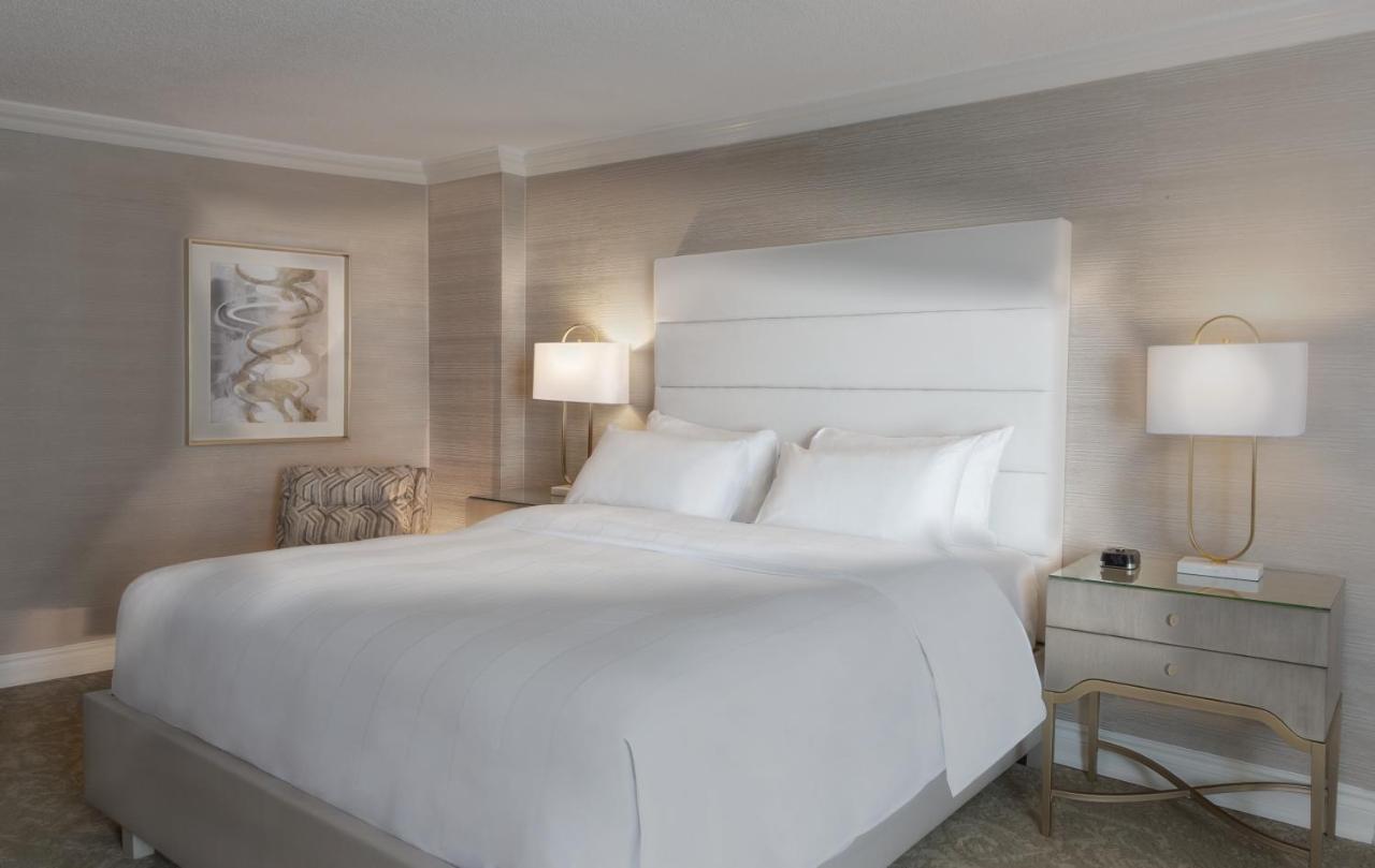 Chateau Vaudreuil エクステリア 写真 A bedroom at The Ritz-Carlton, Boston