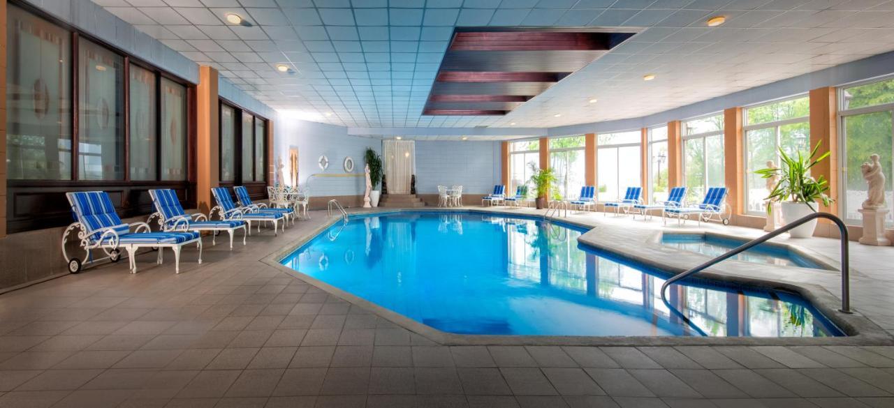 Chateau Vaudreuil エクステリア 写真 The swimming pool at the hotel