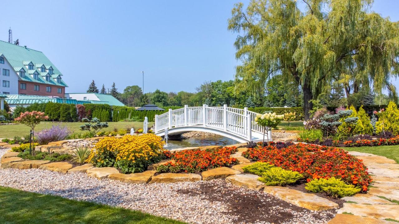 Chateau Vaudreuil エクステリア 写真 The gardens at the National Museum of the Marine Corps