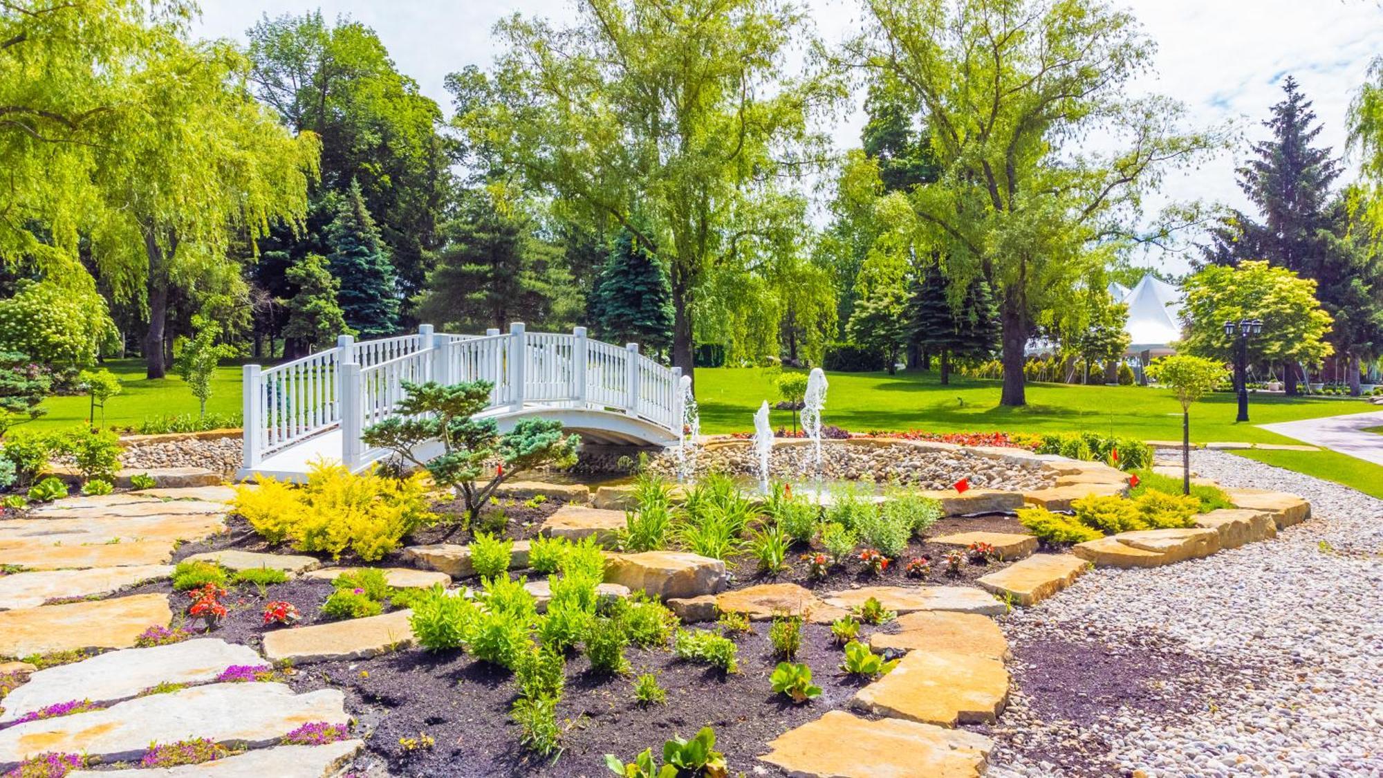 Chateau Vaudreuil エクステリア 写真 The gardens at the center