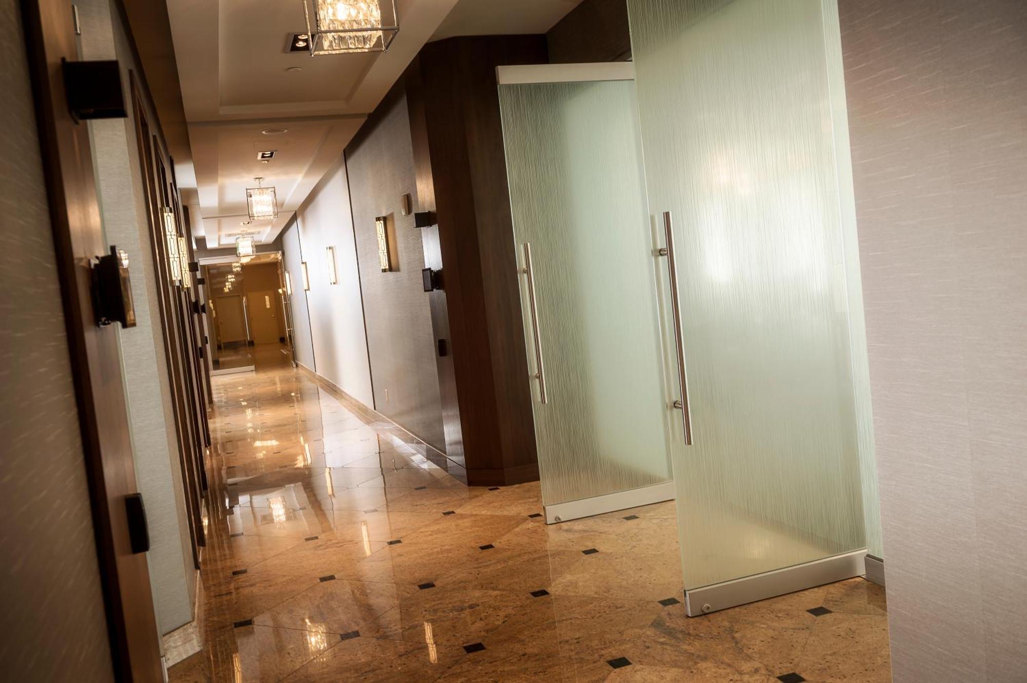 Chateau Vaudreuil エクステリア 写真 A corridor in a hotel