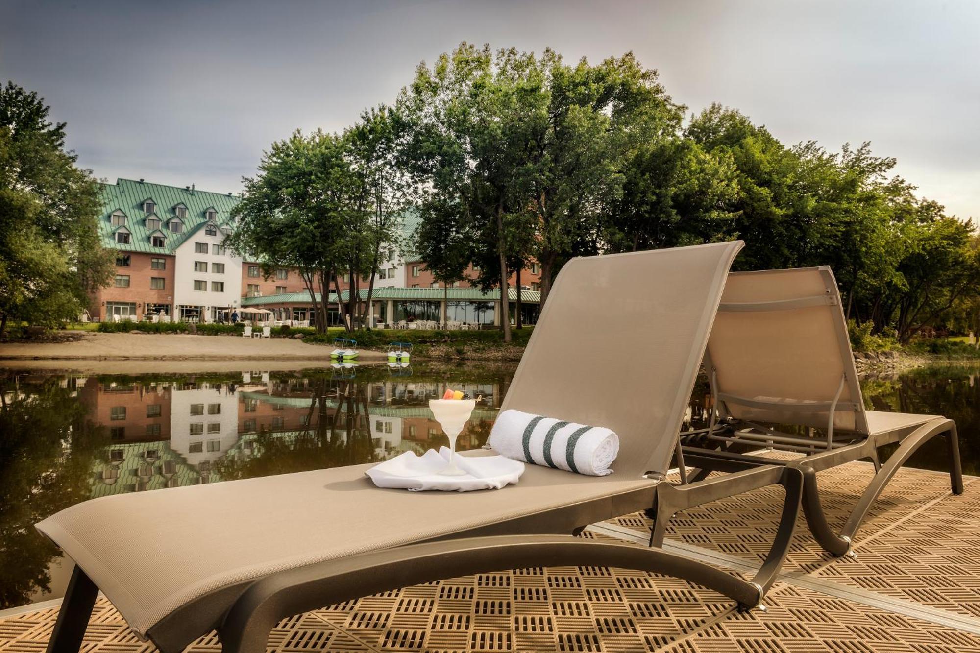 Chateau Vaudreuil エクステリア 写真 A chaise longue