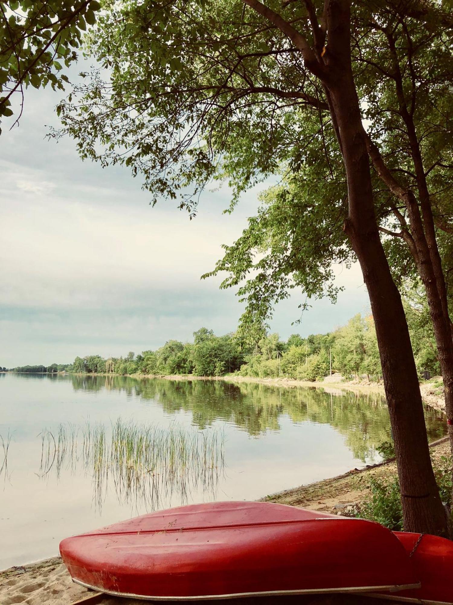 Chateau Vaudreuil エクステリア 写真 View of the lake