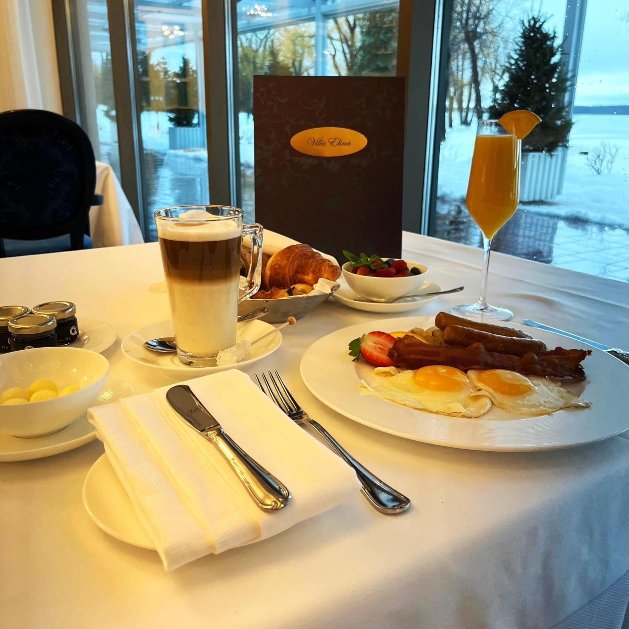 Chateau Vaudreuil エクステリア 写真 A typical breakfast