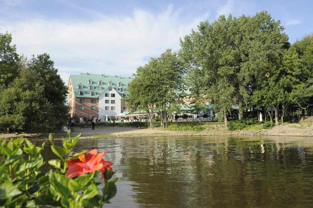 Chateau Vaudreuil エクステリア 写真 The lake in the centre of the town
