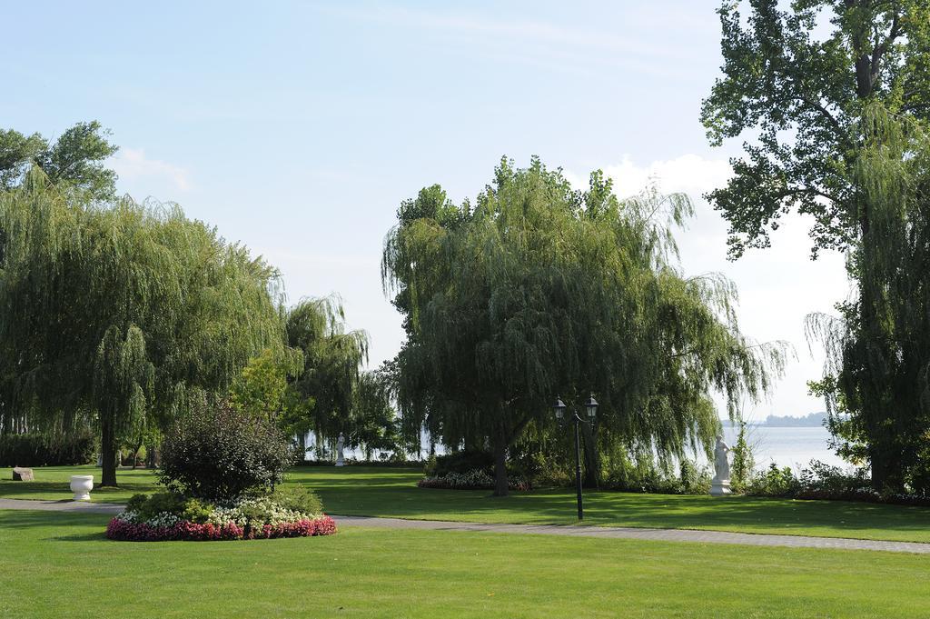 Chateau Vaudreuil エクステリア 写真 View of the park