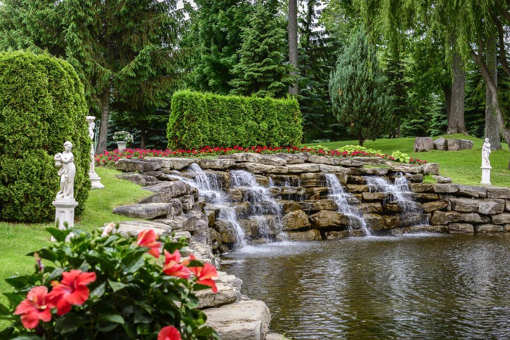 Chateau Vaudreuil エクステリア 写真 The waterfall at the entrance of the gardens