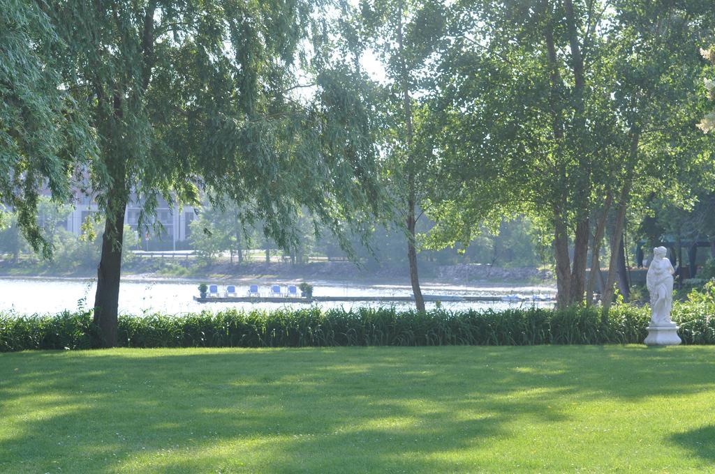 Chateau Vaudreuil エクステリア 写真 The River Thames at the Serpentine Gallery