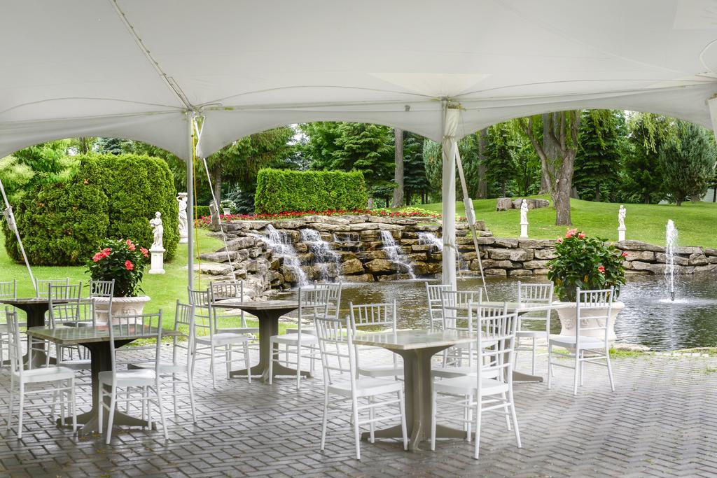 Chateau Vaudreuil エクステリア 写真 The waterfall at the Glenview Mansion