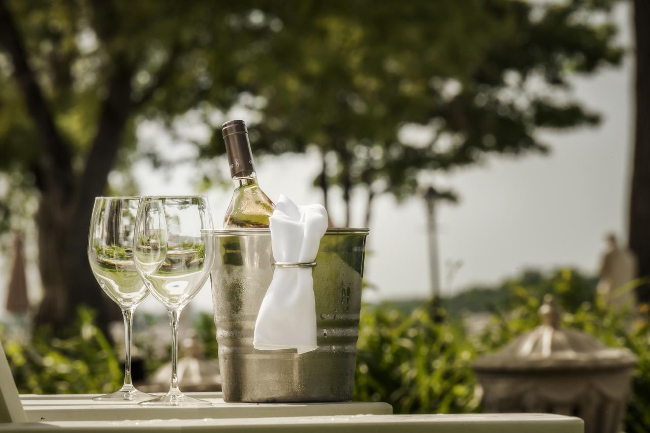 Chateau Vaudreuil エクステリア 写真 A bottle of wine in a wine cooler